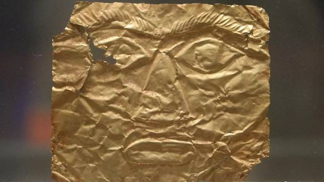 Tous ces masques sont fabriqués en or, avec un niveau de fabrication très sophistiqué. Photo : Vietnamnet.