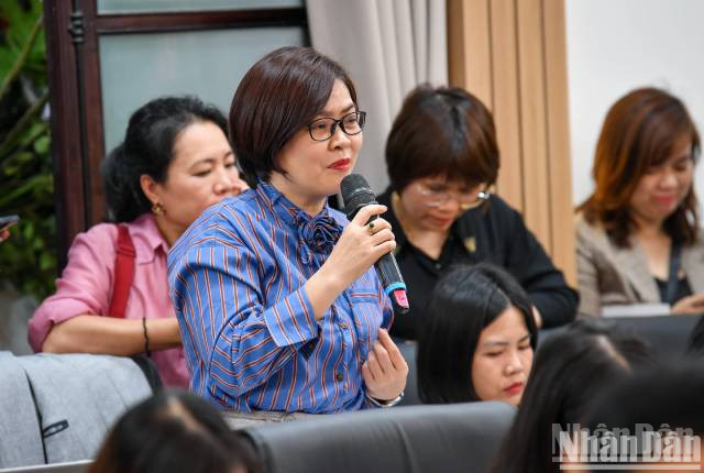 Une journaliste pose des questions au comité d'organisation lors de l'événement. Photo : nhandan.vn