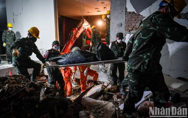 Les recherches des victimes se sont poursuivies sans relâche, de jour comme de nuit. Photo : nhandan.vn