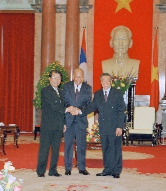 Le Secrétaire général du Parti communiste du Vietnam, Le Kha Phieu (1er à droite) et le président vietnamien Tran Duc Luong (1er à gauche) ont reçu le président du Parti et Ppésident lao Khamtay Siphandone en visite officielle au Vietnam (en 1999). Photo : VNA.