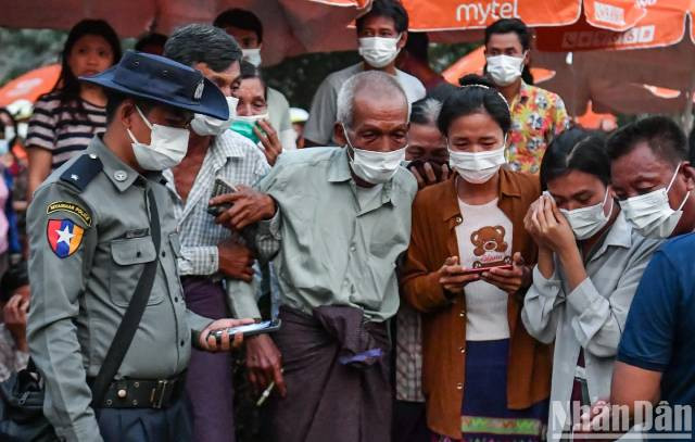 Les larmes ont coulé face à la douleur de retrouver un proche disparu. Photo : nhandan.vn