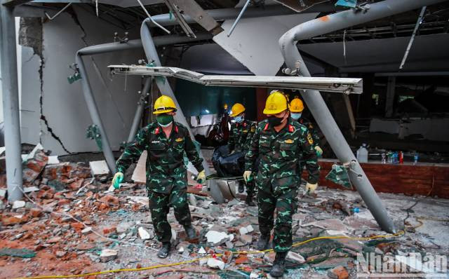 Le 2 avril, notre équipe de secours et de sauvetage a retrouvé six corps sous les décombres de l'hôpital Ottara Thiri, dans la capitale Naypyidaw du Myanmar. Photo : nhandan.vn