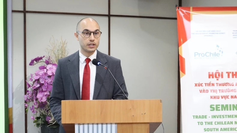Pablo Arancibia Salazar, représentant de ProChile, prend la parole lors de l'événement. Photo: nhandan.Vn