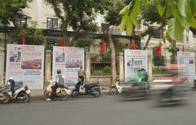 Des exemplaires grand format du numéro spécial du 30 avril sont affichés devant le siège du journal Nhân Dân. Photo: nhandan.vn
