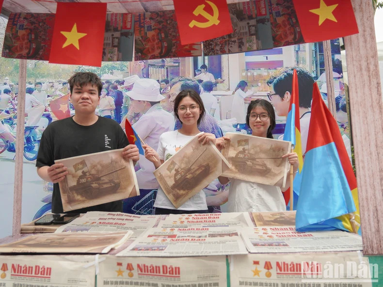 Même en fin d’après-midi, de nombreux visiteurs continuent à faire la queue pour visiter l’exposition et obtenir l’édition spéciale du journal Nhân Dân. Photo: nhandan.vn