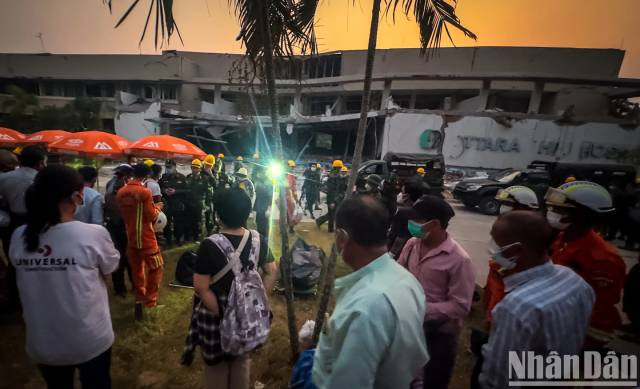 Une soirée de tristesse à l'hôpital Ottara Thiri, dans la capitale Naypyidaw du Myanmar. Photo : nhandan.vn