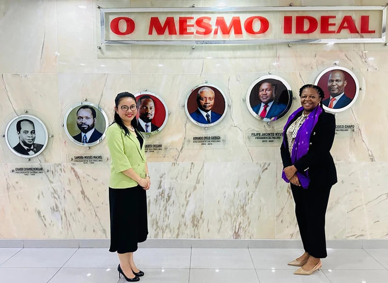 L'ambassadrice Trân Thi Thu Thin et Mme Ludmila Mwaa Rafael Maguni, secrétaire chargée des relations extérieures du Comité central du Front de libération du Mozambique (FRELIMO), lors d'une séance de travail. Photo : Ambassade du Vietnam au Mozambique L'ambassadrice Trân Thi Thu Thin et Mme Ludmila Mwaa Rafael Maguni, secrétaire chargée des relations extérieures du Comité central du Front de libération du Mozambique (FRELIMO), lors d'une séance de travail. Photo : Ambassade du Vietnam au Mozambique