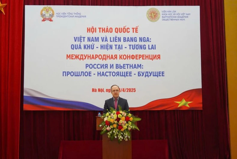 L'ambassadeur de la Fédération de Russie au Vietnam, Gennadiy Bezdetko lors de la conférence. Photo: nhandan.vn L'ambassadeur de la Fédération de Russie au Vietnam, Gennadiy Bezdetko lors de la conférence. Photo: nhandan.vn