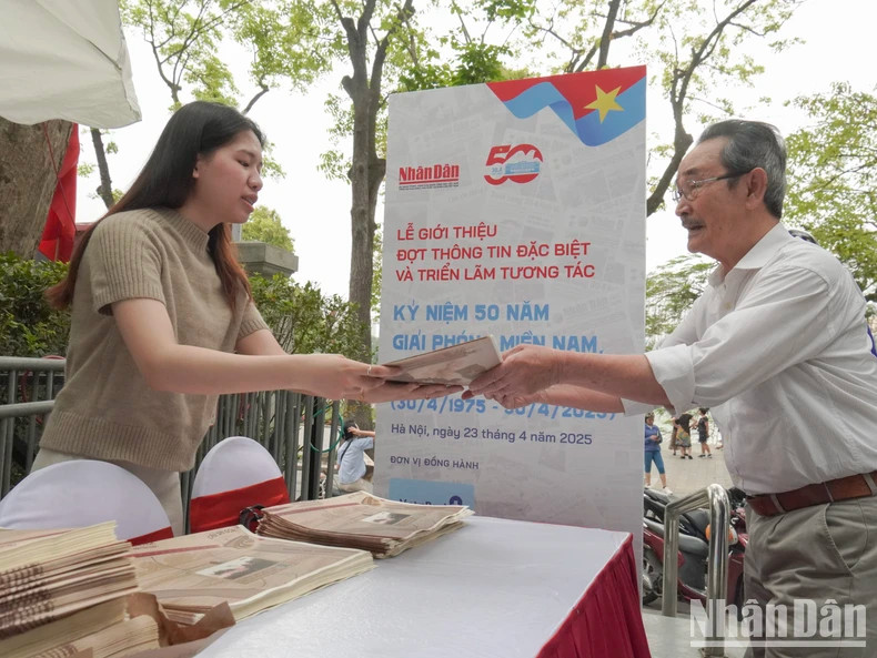 Les visiteurs reçoivent gratuitement un exemplaire de l’édition spéciale, qui n’est disponible qu’en quantité limitée. Photo: nhandan.vn