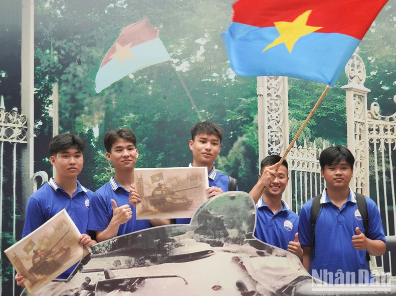 Des étudiants de l’Académie de Journalisme et de Propagande avec l’édition spéciale en main. Photo: nhandan.vn