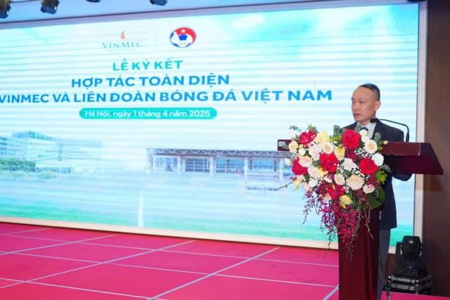 Le secrétaire général de la Fédération vietnamienne de Football (VFF), Nguyên Van Phu, prend la parole lors de la cérémonie de signature de coopération stratégique entre VFF et Vinmec. Photo : VNA. Le secrétaire général de la Fédération vietnamienne de Football (VFF), Nguyên Van Phu, prend la parole lors de la cérémonie de signature de coopération stratégique entre VFF et Vinmec. Photo : VNA.