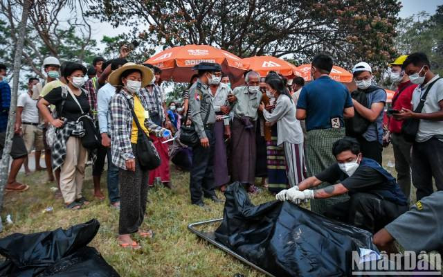 Les proches des victimes, en deuil, sont venus identifier leurs proches disparus.Les proches des victimes, en deuil, sont venus identifier leurs proches disparus. Photo : nhandan.vn
