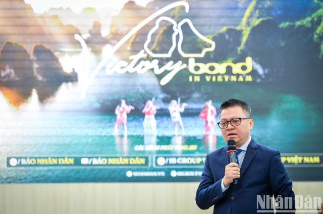 Le rédacteur en chef du Journal Nhân Dân, Lê Quôc Minh, parle de la promotion de l'image du pays à travers les produits musicaux. Photo : nhandan.vn
