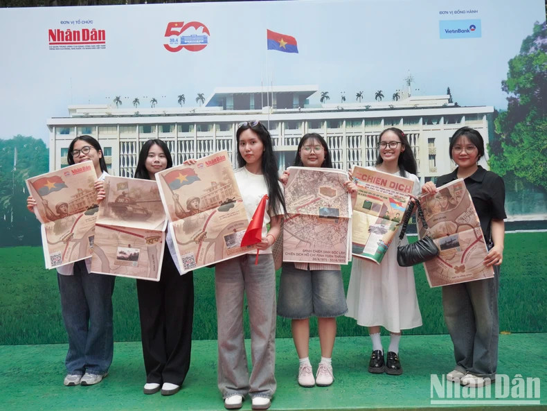 Des jeunes sont venus tôt pour recevoir l’édition spéciale au stand du journal Nhân Dân. Photo: nhandan.vn