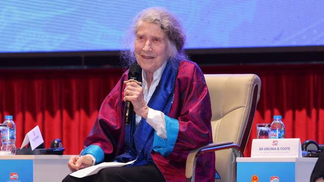 Mme Lady Borton, écrivaine américaine, partage ses réflexions sur la diplomatie vietnamienne mobilisant la puissance internationale pour la victoire du 30 avril 1975. Photo : nhandan.vn