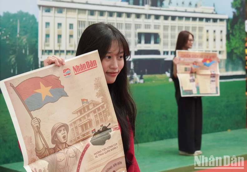 L’édition spéciale, enrichie de la technologie QR, offre une nouvelle expérience d’information pour les jeunes visiteurs. Photo: nhandan.vn