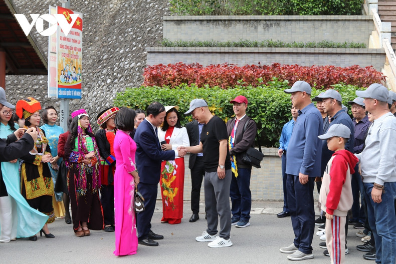 Le 1er janvier 2024, les représentants de la province de Lang Son accueille la première délégation de touristes étrangers de l’année. Photo: VOV Le 1er janvier 2024, les représentants de la province de Lang Son accueille la première délégation de touristes étrangers de l’année. Photo: VOV