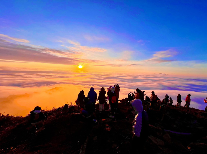 En atteignant le sommet de la montagne, ils peuvent admirer le panorama le plus merveilleux du nord-ouest.Photo: Laocaitourism.vn En atteignant le sommet de la montagne, ils peuvent admirer le panorama le plus merveilleux du nord-ouest.Photo: Laocaitourism.vn