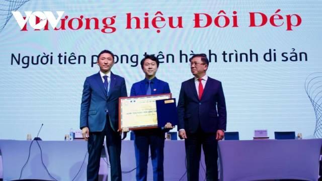 L’entrepreneur et expert en culture du thé Pham Công Tuân Ha (au centre). Photo : VOV.