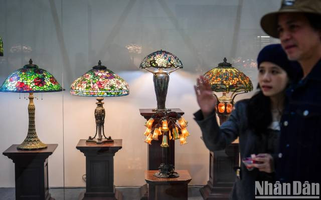 Une lampe en vitrail raffinée aux motifs décoratifs complexes illustre le style Tiffany. Photo : nhandan.vn