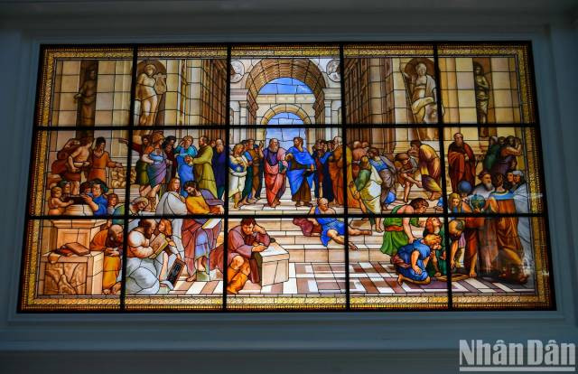 Le vitrail classique « The School of Athens » est l'un des artefacts les plus remarquables du musée. Photo : nhandan.vn