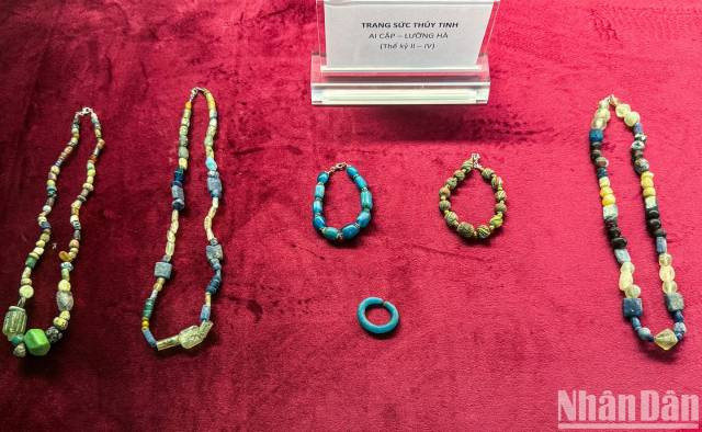 Un espace artistique unique et coloré au premier musée d’art du vitrail du Vietnam. Photo : nhandan.vn