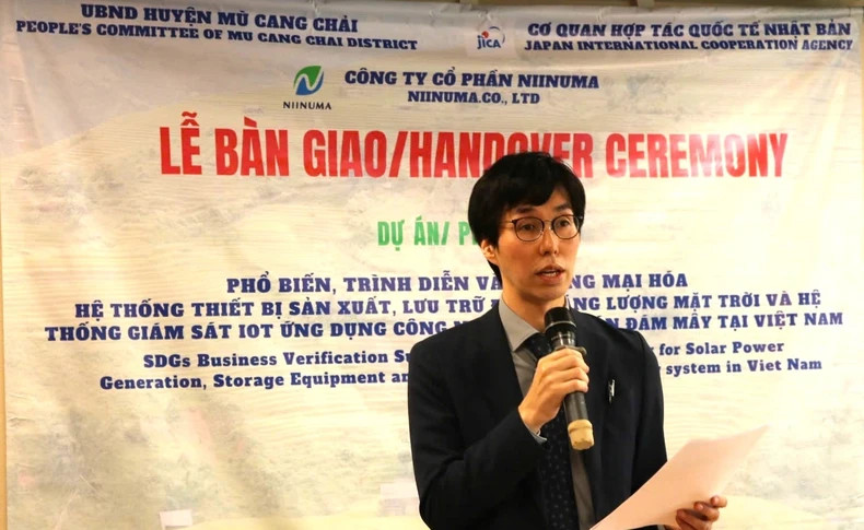 Le conseiller économique à l’ambassade du Japon au Vietnam, Fukuhara Teppei, prend la parole lors de l'événement. Photo : nhandan.vn Le conseiller économique à l’ambassade du Japon au Vietnam, Fukuhara Teppei, prend la parole lors de l'événement. Photo : nhandan.vn