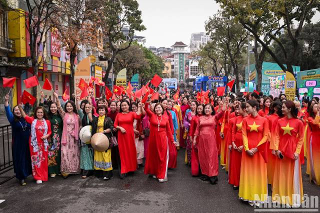 Le défilé a rassemblé plus de 1 000 femmes. Photo : nhandan.vn