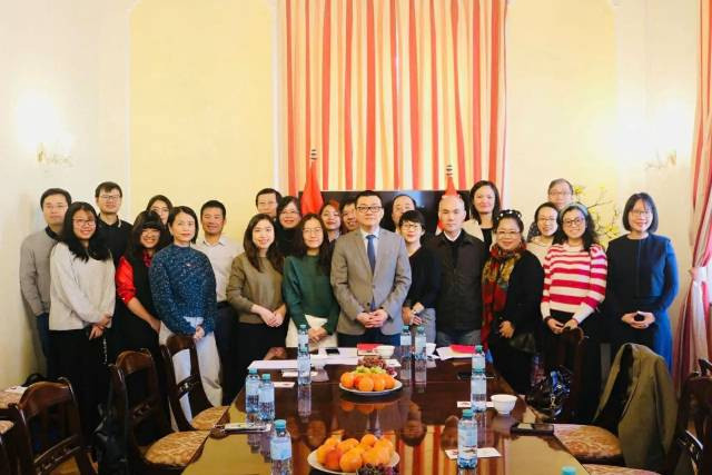 L'ambassadeur vietnamien, Vu Lê Thai Hoàng, s'exprime lors de la séance de travail. Photo : baoquocte.vn L'ambassadeur vietnamien, Vu Lê Thai Hoàng, s'exprime lors de la séance de travail. Photo : baoquocte.vn