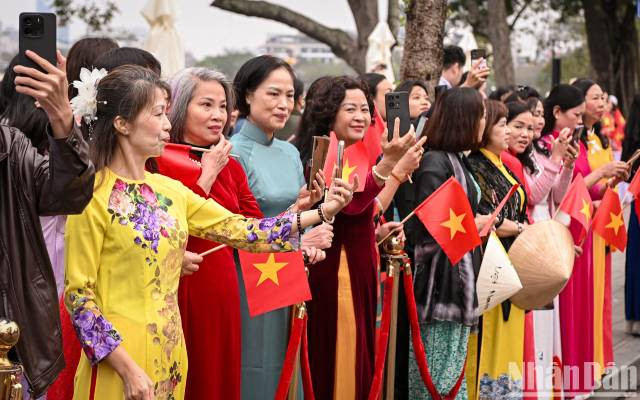 Les habitants de la capitale accueillent l’événement avec enthousiasme. Photo : nhandan.vn