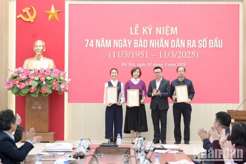 Le rédacteur en chef du Journal Nhân Dân, Lê Quôc Minh,décerne le Prix de la figure de l'année 2024, attribué par le Syndicat des fonctionnaires du Vietnam, à trois membres du syndicat du journal Nhân Dân. Photo : nhandan.vn Le rédacteur en chef du Journal Nhân Dân, Lê Quôc Minh,décerne le Prix de la figure de l'année 2024, attribué par le Syndicat des fonctionnaires du Vietnam, à trois membres du syndicat du journal Nhân Dân. Photo : nhandan.vn