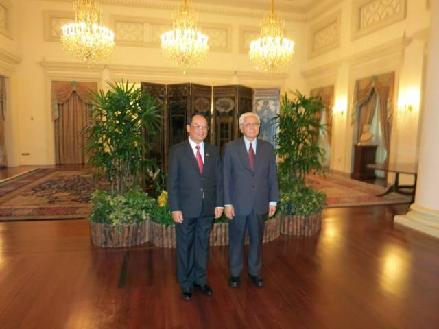 L'ambassadeur vietnamien Trân Hai Hâu (à gauche) a pris congé du Président Tony Tan Keng Yam à l'occasion de la fin de son mandat à Singapour, au palais d'Istana, en novembre 2014. Photo: baoquocte.vn L'ambassadeur vietnamien Trân Hai Hâu (à gauche) a pris congé du Président Tony Tan Keng Yam à l'occasion de la fin de son mandat à Singapour, au palais d'Istana, en novembre 2014. Photo: baoquocte.vn