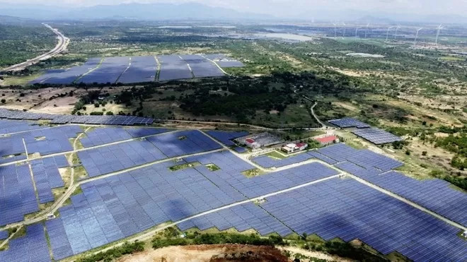 Un projet d'énergie solaire dans le district de Thuân Nam dans la province de Ninh Thuân (au Centre). Photo: baoquocte.vn Un projet d'énergie solaire dans le district de Thuân Nam dans la province de Ninh Thuân (au Centre). Photo: baoquocte.vn