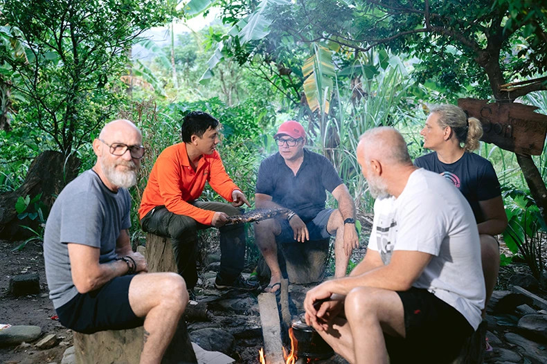 Des visiteurs étrangers découvrent le tourisme communautaire à l’ouest du district de Lê Thuy, province de Quang Bình (au Centre). Photo : nhandan.vn
