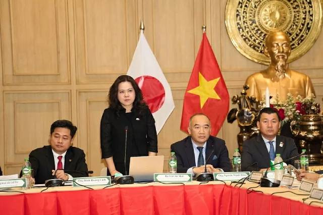 La consule générale du Vietnam à Fukuoka, Vu Chi Mai, prend la parole lors du forum. Photo: baoquocte.vn La consule générale du Vietnam à Fukuoka, Vu Chi Mai, prend la parole lors du forum. Photo: baoquocte.vn
