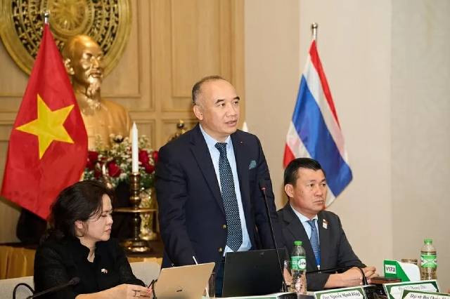 Le vice-président du Comité d'État chargé des Vietnamiens de l'étranger, Nguyên Manh Dông, prend la parole lors de l'événement. Photo: baoquocte.vn Le vice-président du Comité d'État chargé des Vietnamiens de l'étranger, Nguyên Manh Dông, prend la parole lors de l'événement. Photo: baoquocte.vn