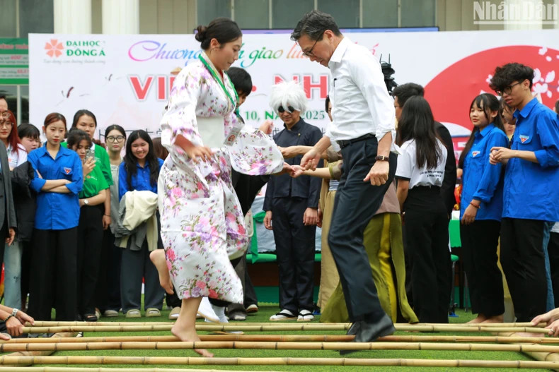 Le consul général du Japon à Dà Nang, accompagné de son épouse, ainsi que la troupe artistique japonaise et les étudiants ont partagé ensemble une danse "sap"(danse de bambou) animée et joyeuse. Photo: nhandan.vn Le consul général du Japon à Dà Nang, accompagné de son épouse, ainsi que la troupe artistique japonaise et les étudiants ont partagé ensemble une danse "sap"(danse de bambou) animée et joyeuse. Photo: nhandan.vn