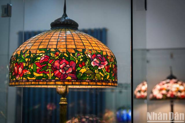 Une lampe en vitrail raffinée aux motifs décoratifs complexes illustre le style Tiffany. Photo : nhandan.vn
