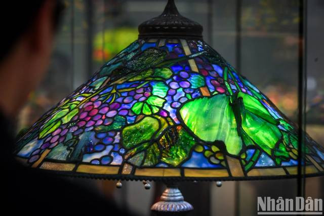 Une lampe en vitrail raffinée aux motifs décoratifs complexes illustre le style Tiffany. Photo : nhandan.vn