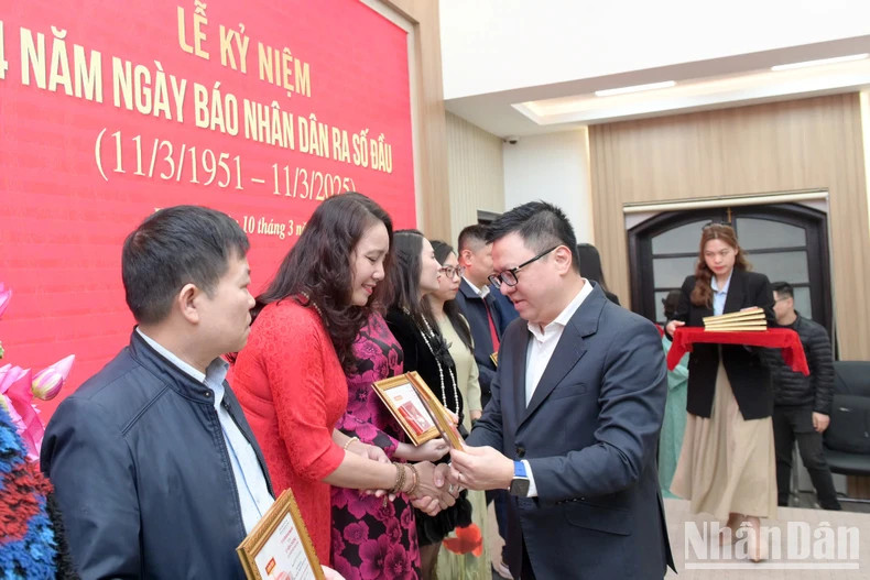 Le rédacteur en chef Lê Quôc Minh a remis l’Insigne du mérite « Pour la cause du journal Nhân Dân » à 39 journalistes pour leurs contributions remarquables à la presse du Parti. Photo : nhandan.vn Le rédacteur en chef Lê Quôc Minh a remis l’Insigne du mérite « Pour la cause du journal Nhân Dân » à 39 journalistes pour leurs contributions remarquables à la presse du Parti. Photo : nhandan.vn