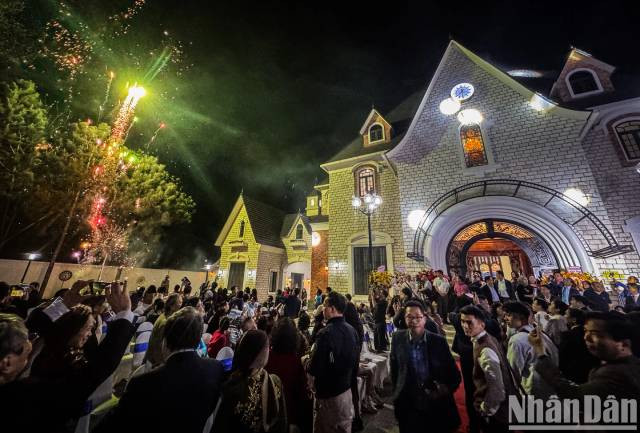 Le vitrail classique « The School of Athens » est l'un des artefacts les plus remarquables du musée. Photo : nhandan.vn