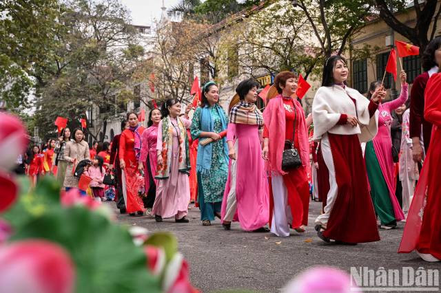 Cet événement s’inscrit également dans le cadre de la « Semaine de l’ao dài », une initiative lancée à l’échelle nationale par l’Union des femmes vietnamiennes. Photo : nhandan.vn