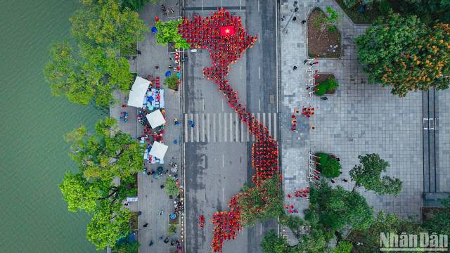 Plus de 1 000 femmes en ao dài forment la carte du Vietnam. Photo : nhandan.vn