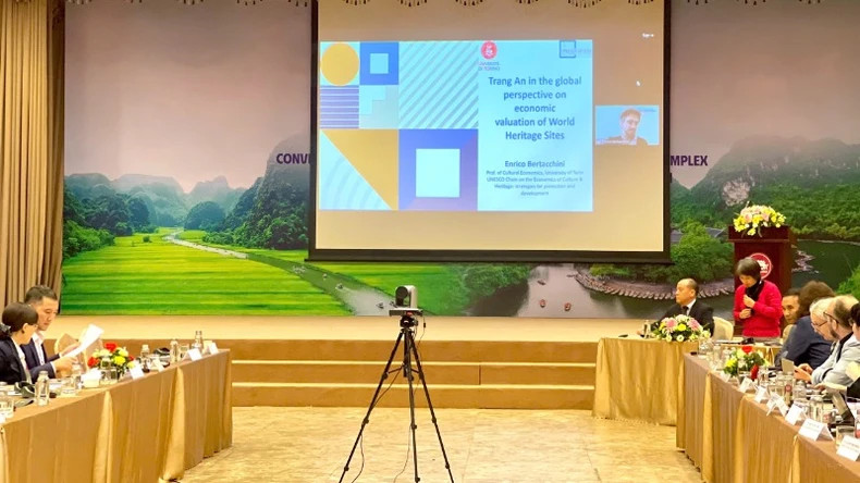 La docteure Enrico Eraldo Bertacchini, de l'Université de Turin et conseiller scientifique de l'organisation Santagata pour l'économie de la culture, s'exprime lors de l'événement. Photo : nhandan.vn