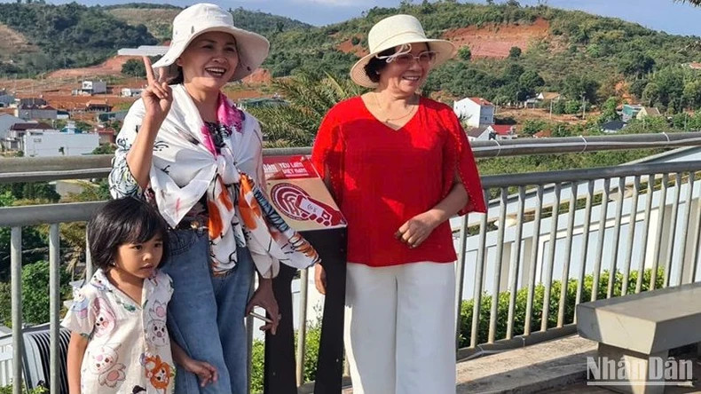 Les visiteurs sont ravis d'utiliser cette nouvelle technologie avec les panneaux de check-in équipés de puces NFC. Photo: nhandan.vn Les visiteurs sont ravis d'utiliser cette nouvelle technologie avec les panneaux de check-in équipés de puces NFC. Photo: nhandan.vn