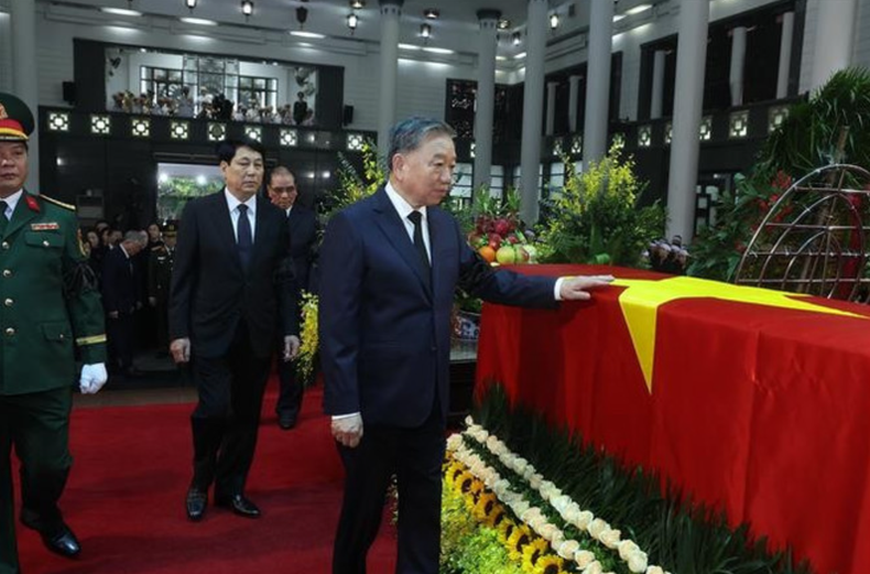 La délégation du Comité central du Parti, dirigée par le secrétaire général To Lam, rend hommage à l'ancien président Tran Duc Luong. Photo : VNA.