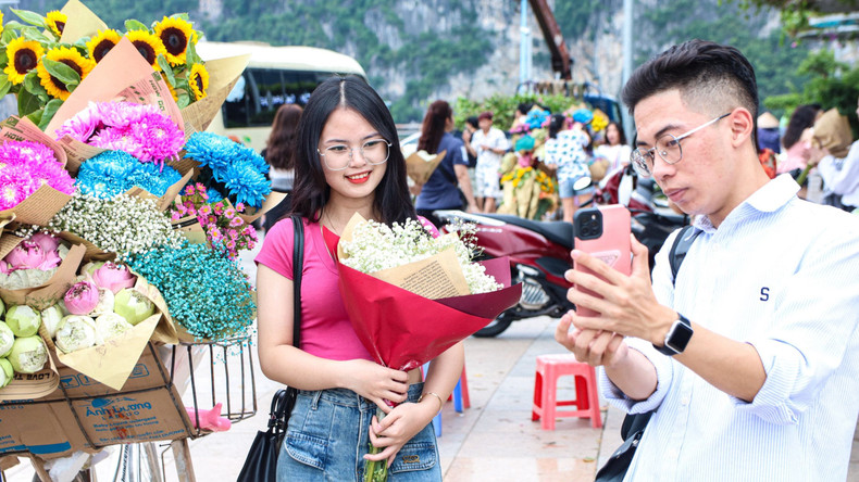 Après avoir visité le musée de Quang Ninh, un groupe d’amis a décidé de prendre des photos, car ils ont été impressionnés par les couleurs des fleurs. Photo: daidoanket Après avoir visité le musée de Quang Ninh, un groupe d’amis a décidé de prendre des photos, car ils ont été impressionnés par les couleurs des fleurs. Photo: daidoanket