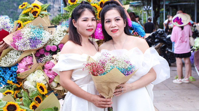 Les bouquets de fleurs sont achetés directement au marché aux fleurs de Quang Ba, un célèbre marché de gros à Hanoï. Photo: daidoanket Les bouquets de fleurs sont achetés directement au marché aux fleurs de Quang Ba, un célèbre marché de gros à Hanoï. Photo: daidoanket