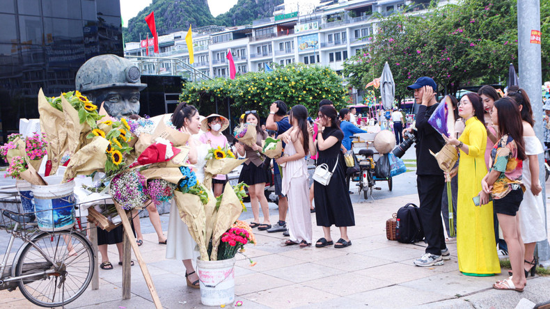 Même si les gens doivent faire la queue pour prendre des photos, ils sont très contents. Photo: daidoanket Même si les gens doivent faire la queue pour prendre des photos, ils sont très contents. Photo: daidoanket