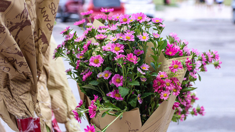 Des bouquets de fleurs multicolores égayent les coins de rue d’Ha Long. Photo: daidoanket Des bouquets de fleurs multicolores égayent les coins de rue d’Ha Long. Photo: daidoanket